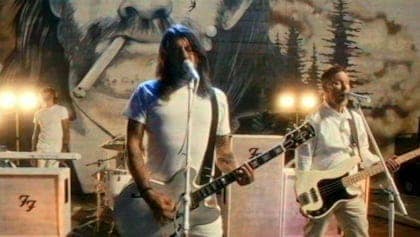 Watch: FOO FIGHTERS Perform In Front Of LEMMY Mural In ‘Spit Shine’ Music Video