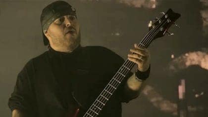 KORN Bassist ROBERTO ‘RA’ DÍAZ: ‘I’m Still, To This Day, Loving Every Second Of It And Hoping It Keeps Going’