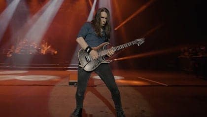MEGADETH’s TEEMU MÄNTYSAARI Believes GHOST-Style ‘Phone Ban’ At Concerts Is A ‘Great Idea’