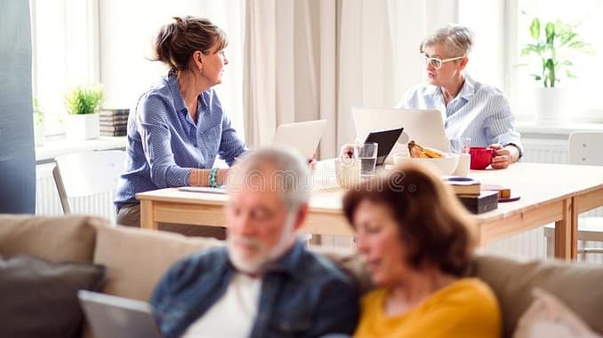 mayores-que-utilizan-computadoras-portátiles-y-tabletas-en-el-club-centros-centro de dia
