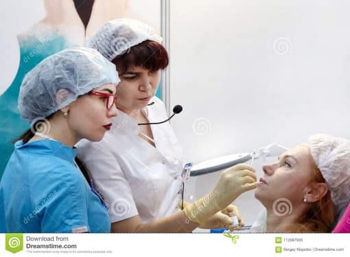 La imagen tiene un atributo ALT vacío; su nombre de archivo es la-Atencion-de-los-profesionales-en-los-implantes-de-acido-hialuronico-510x375.jpg